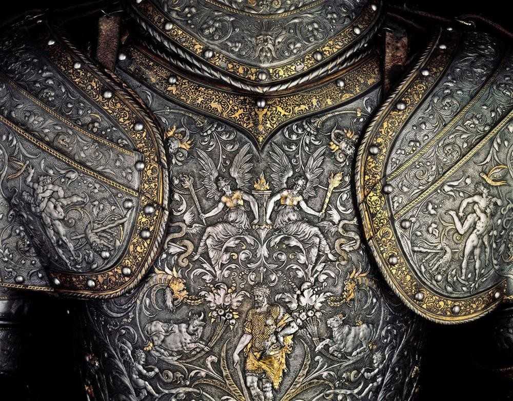جزئیات هنر تزئینی خیره کننده روی زره امپراتور اتریش | فرهنگ و هنر رومی